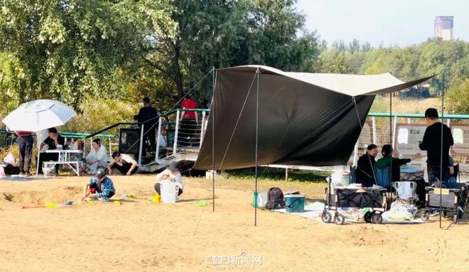 剧院周边成市民“露营宝地”开元棋牌不出远门也惬意｜大(图2)