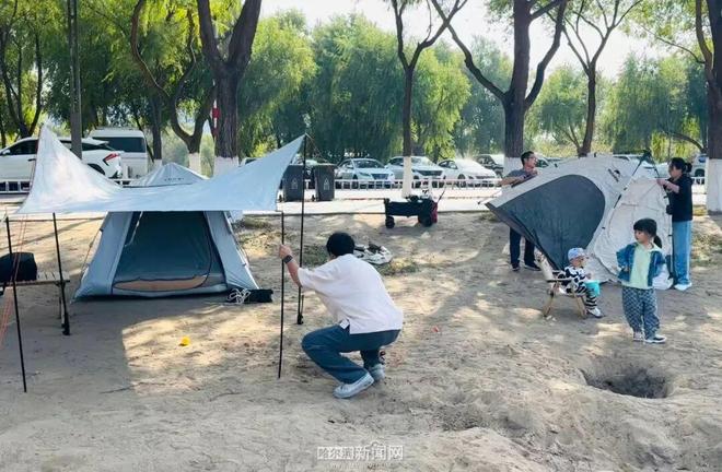 剧院周边成市民“露营宝地”开元棋牌不出远门也惬意｜大(图6)